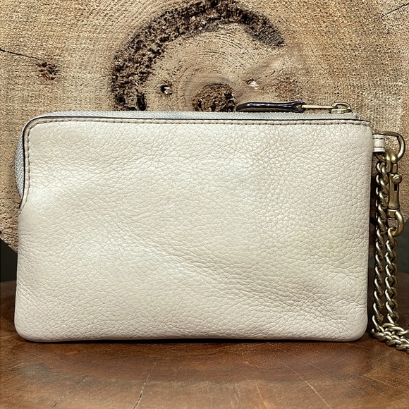 COACH X JENNIFER LOPEZ CORNER ZIP WRISTLET WITH NYC SKYLINE - Picture 2 of 16